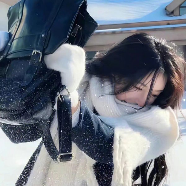 他很怪，他是我爸爸